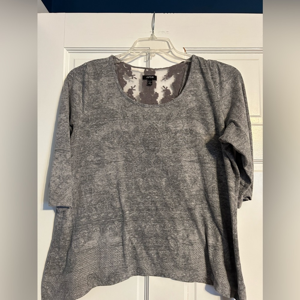 Women’s gray 3/4 sleeve vneck top